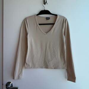 Olivia Rae New York Beige Long Sleeve V-Neck Basic Top